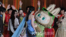 是谁狠狠羡慕了 Labubu牵了刘亦菲的手