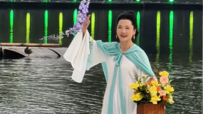 何賽飛水上紅毯好美 服飾和山水舞臺交相輝映