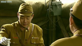 远东特遣队之夺桥喋血：一名父亲和儿子正努力穿越混乱的街道