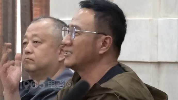 胡军在《北上》研讨会脱稿发言 老花镜一戴老干部气质拿捏