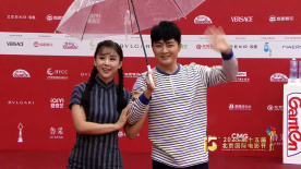 李小萌余少群红毯携手重现《马路天使》 回到纯真岁月！