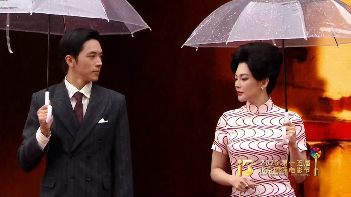 张雨绮 许魏洲演绎《花样年华》 港风文艺片中的极致浪漫！