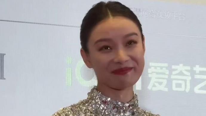 倪妮亮相第15届北影节开幕红毯 首次担任北影节评委