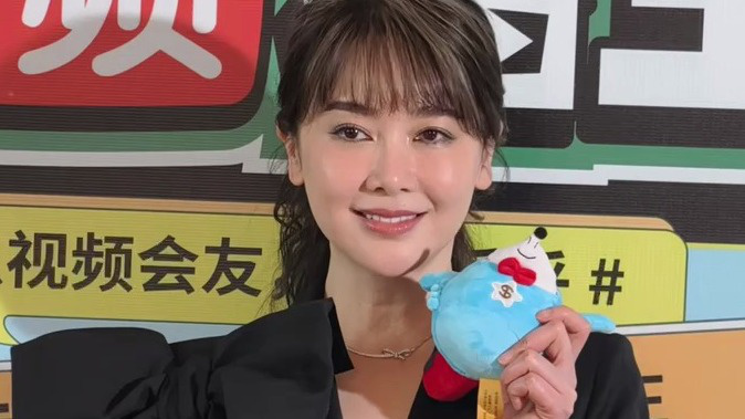 左小青黑色西装亮相 干净利落尽显优雅气质