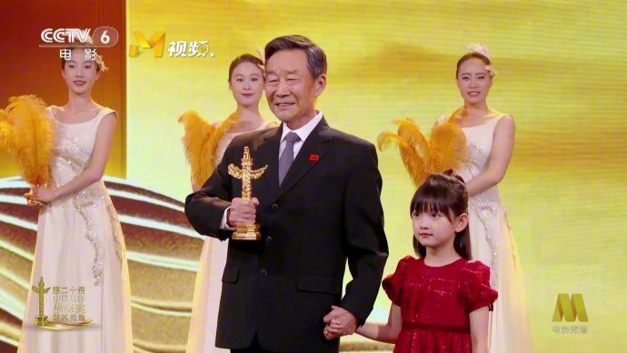 李雪健手捧华表奖杯亮相