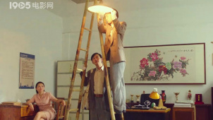 “我们这个灯泡特殊 就得两个人换”