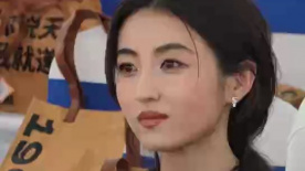 张子枫华表奖开奖嘉宾 被优雅大气枫治愈了