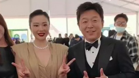 黄渤高叶一同步入集结区 合影黄渤给高叶让位置
