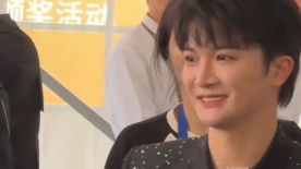 第二十屆中國電影華表獎入場儀式 周深手拿“神秘驚喜”亮相