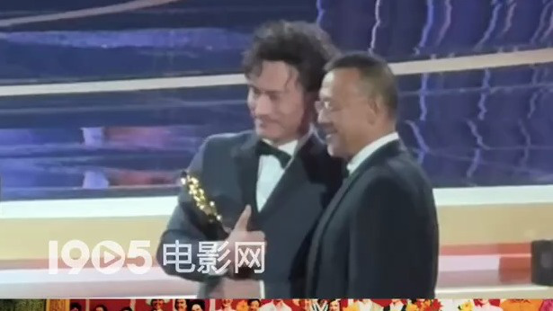 天坛奖最佳男配角耿乐领奖后 与30年前伯乐姜文合影