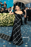 2025 Met Gala：蕾哈娜挺三胎孕肚亮相，炸翻全场！