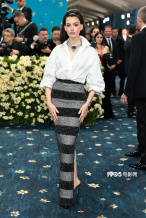 2025 Met Gala：蕾哈娜携三胎亮相，炸翻全场！