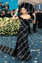 2025 Met Gala：蕾哈娜携三胎亮相，炸翻全场！