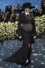 2025 Met Gala：蕾哈娜携三胎亮相，炸翻全场！