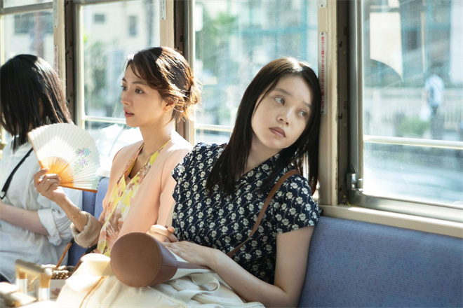 《夏日沙滩上》预告 小田切让松隆子体会丧子之痛