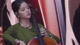 北影節(jié)紅毯上歐陽娜娜拉琴又美又颯