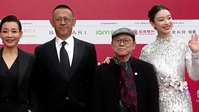 北影节国际评委会成员亮相红毯