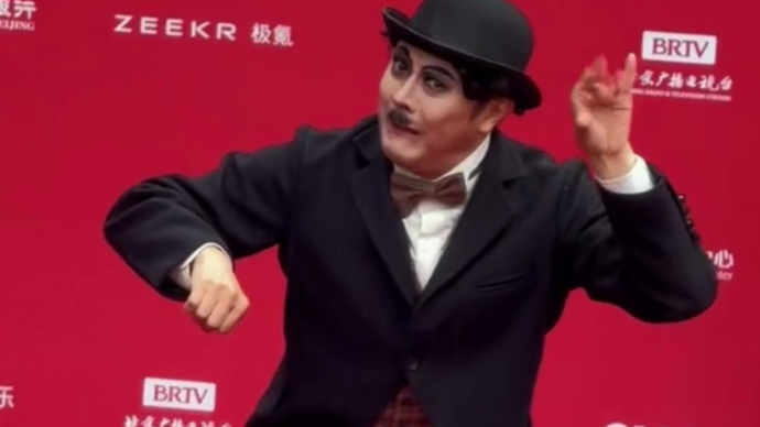 印小天扮演卓别林 表情动作十分传神