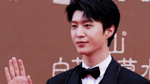 范丞丞亮相华表奖入场式