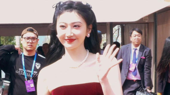 景甜亮相华表奖入场式