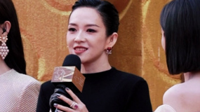 章子怡亮相华表奖入场式 称新作即将与观众见面