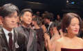 《狂野時代》劇組亮相戛納 易烊千璽貼心提醒舒淇小心裙子