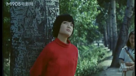 紅衣少女：學(xué)生圍在老師身邊討論學(xué)習(xí)