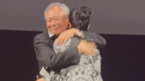 李安与章子怡在洛杉矶出席《卧虎藏龙》上映25周年特别活动