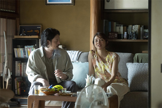 入围上影节!小田切让松隆子《夏日沙上》曝剧照