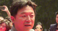 黃渤回母校北電領(lǐng)獎 當(dāng)時在學(xué)校里練的晨功 今天聽到回聲了