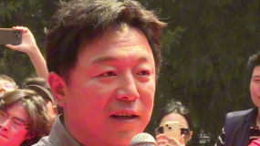 黃渤回母校北電領獎 當時在學校里練的晨功 今天聽到回聲了
