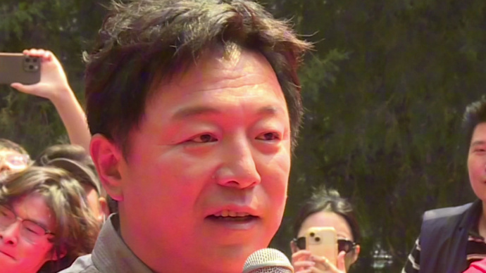 黄渤回母校北电领奖 当时在学校里练的晨功 今天听到回声了