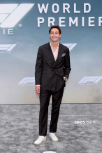 皮特《F1：狂飙飞车》全球首映 赛车、车手齐助阵