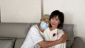 刘嘉玲晒与周星驰合照 配经典对白...