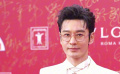 黄晓明亮相第27届上海国际电影节闭幕式红毯