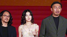 张子枫身穿浅色薄纱裙 亮相上影节闭幕式红毯