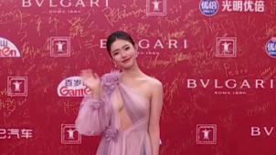 林允一袭紫色纱裙 惊艳亮相上影节闭幕式红毯