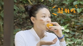 徒步雨林之后究竟有多饿？看看他们狼吞虎咽就知道了