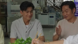 边烤边吃石屏豆腐！何泓姗 马吟吟 乔振宇被美味冲击中