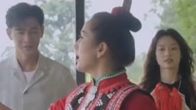 石屏小火车上起舞！乔振宇 何泓姗云南非遗烟盒舞初体验