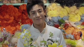 谷嘉诚在云南昆明插花献给中国电影120周年！