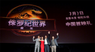 《侏羅紀(jì)世界：重生》中國(guó)首映禮 斯嘉麗紅裙亮相