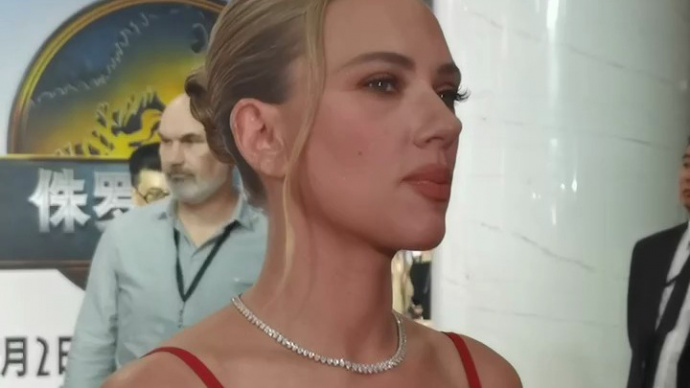 《侏罗纪世界：重生》主创来华 斯嘉丽·约翰逊红毯秀pose