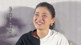 梅婷50岁状态，端庄大气的自然美