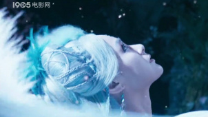 太美了！钟欣潼想念爱人  不禁在花瓣中起舞