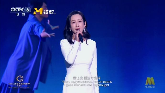 中国演员秦海璐跨界演唱歌曲《这世界有这么多人》