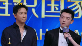 《前任》系列主演韩庚、郑恺一同出席入场仪式