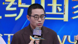 导演文牧野出席2025上合组织国家电影节闭幕式入场仪式
