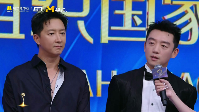 《前任》系列主演韩庚、郑恺一同出席入场仪式