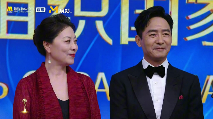 岳红、郭晓东一同出席入场仪式